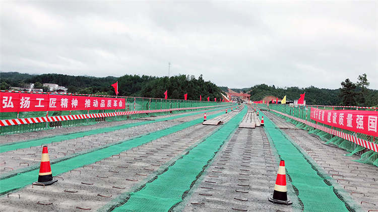 广吉高速B4标半幅拉通|绿色公路建设核心技巧 广吉高速B4标半幅拉通|绿色公路建设核心技巧
