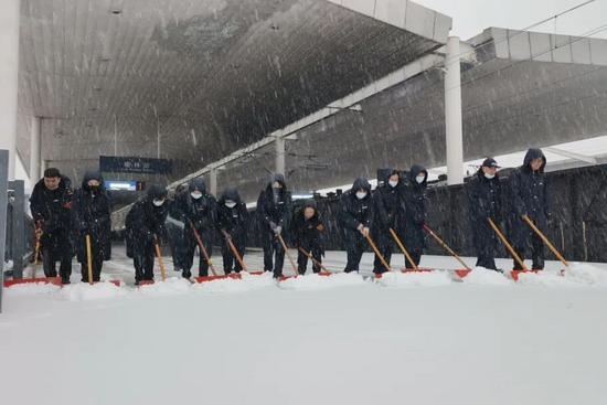 铁路人小寒坚守:冰雪凝寒怀揣春天(图4) 铁路人小寒坚守:冰雪凝寒怀揣春天(图4)