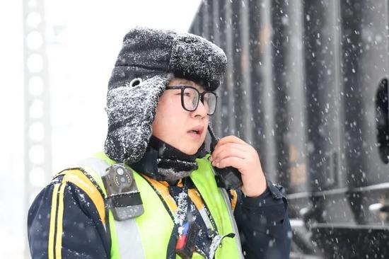 冰雪凝寒,怀揣春天丨铁路人小寒坚守与温暖传递(图5) 冰雪凝寒,怀揣春天丨铁路人小寒坚守与温暖传递(图5)