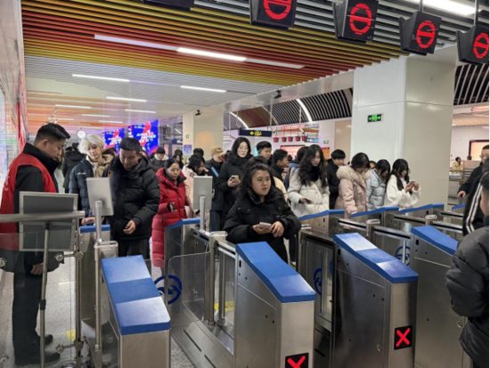 百万客流下的温暖坚守丨地铁跨年运营保障全记录(图2) 百万客流下的温暖坚守丨地铁跨年运营保障全记录(图2)
